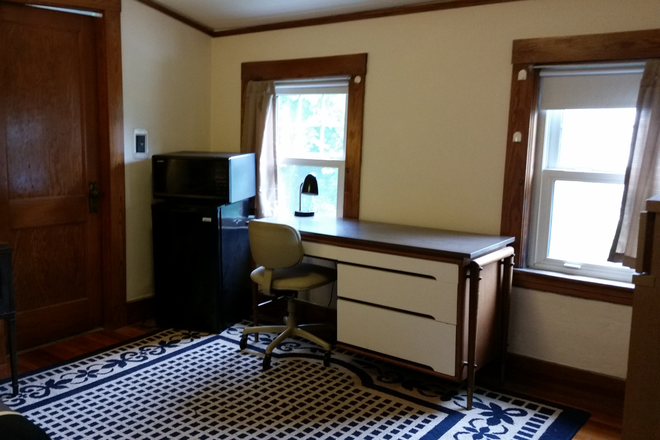 3rd-floor desk, fridge, microwave - Sunny room. 5-minute walk to campus,  all utilities plus internet  included, House