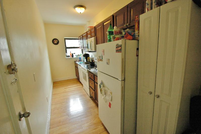 b - 2 bedrooms - H&HW included - $3500 - Longwood Ave - Living room - Cats - Elevator - Laundry