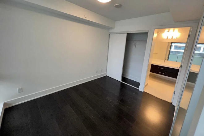 Master Bedroom - Master Bedroom w/ Adjacent Bathroom to Rent