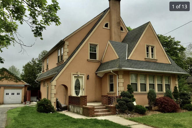 Outside Street View - HUGE REMODELED 8 BEDROOM HOME NEAR HOFSTRA / ADELPHI / MOLLOY