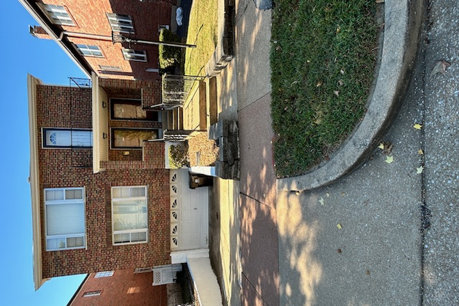 front of apt - Apartment , Less than 10 minutes from Washington University