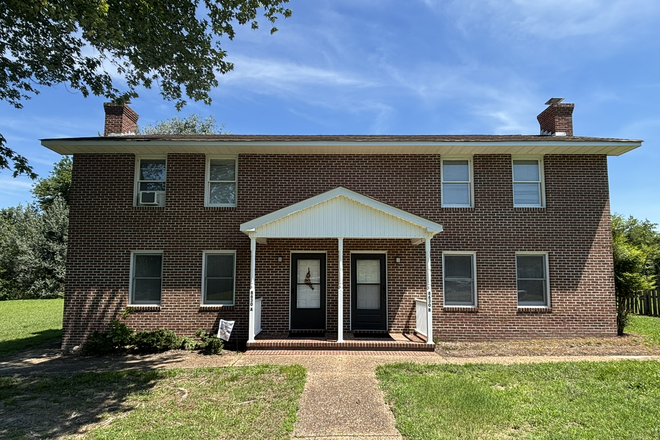 Front of Duplex - Townhouse Duplex Units in James City County - 20 Mins to W&M Campus