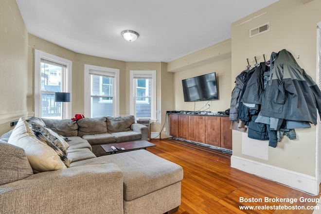 living room - Spacious 5 Bedroom located in Mission Hill! Condo