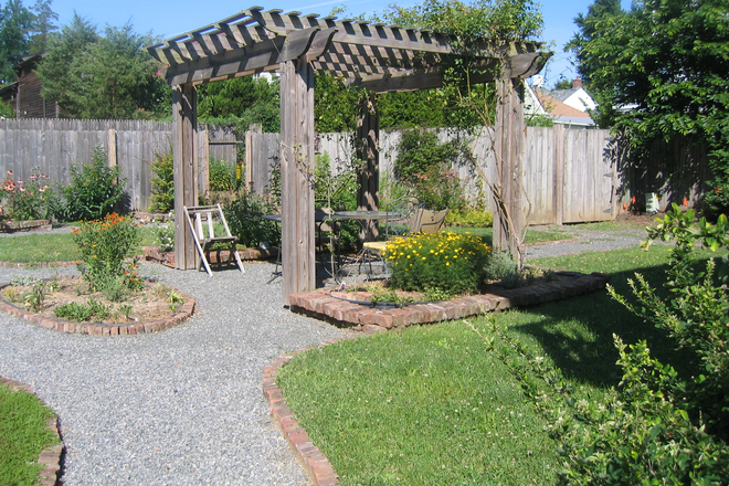 Backyard Garden - 1BR room in 3BR apt-Humbert St-Princeton