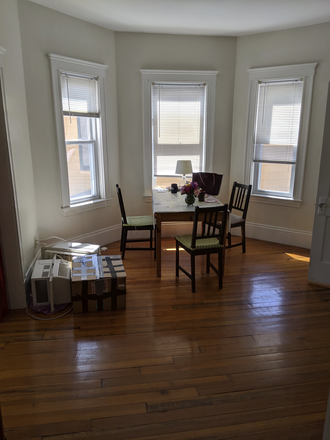 dining-room - Sunny, two bedroom apartment near Inman Square, dishwasher, washer/dryer, 15-minute walk to Harvard.