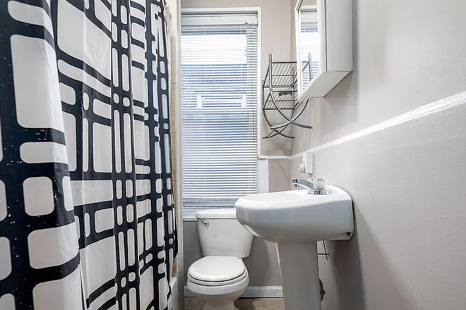 Upstairs Bathroom - Room for Rent NEAR TEMPLE CAMPUS House