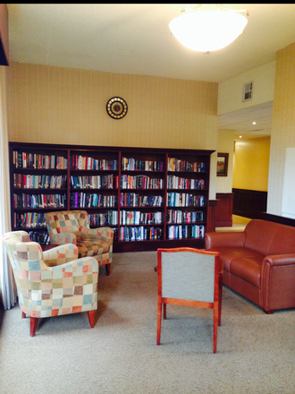 Lobby - Roommates Needed Furnished Apartment - Graduate Students Only