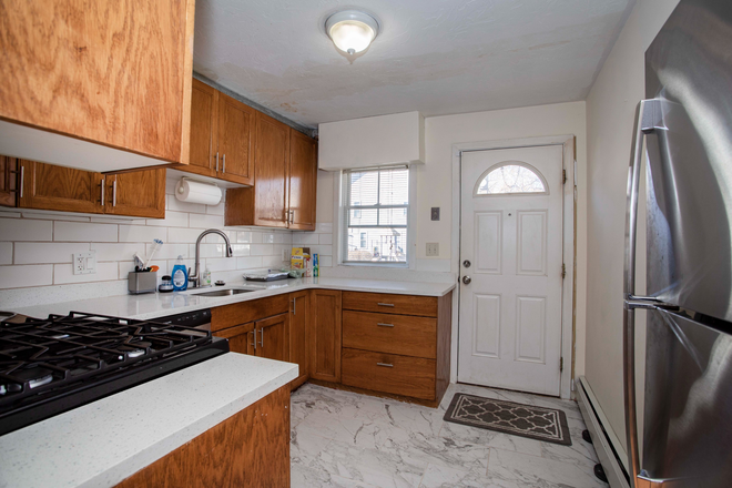 . - Renovated 4 Bed / 2 Bath w/ LAUNDRY IN UNIT!! Avail. 9/1/26!!! Apartments