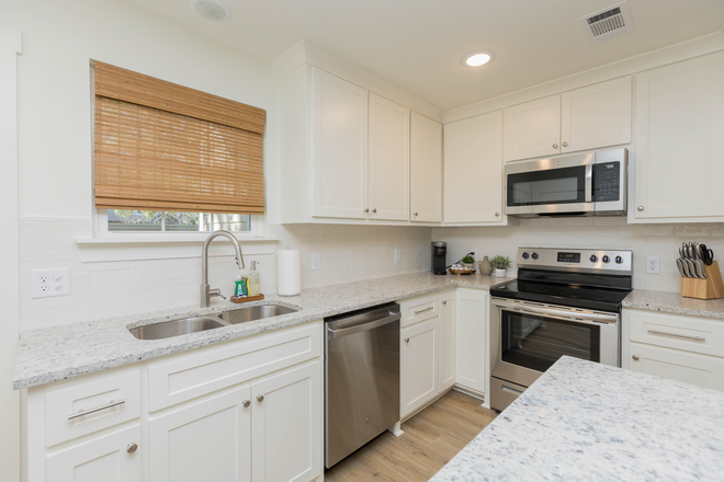 Kitchen - FULLY FURNISHED & Newly Renovated 2BR/2.5BA Townhouse Near Hospitals, Fran U, LSU and Interstate