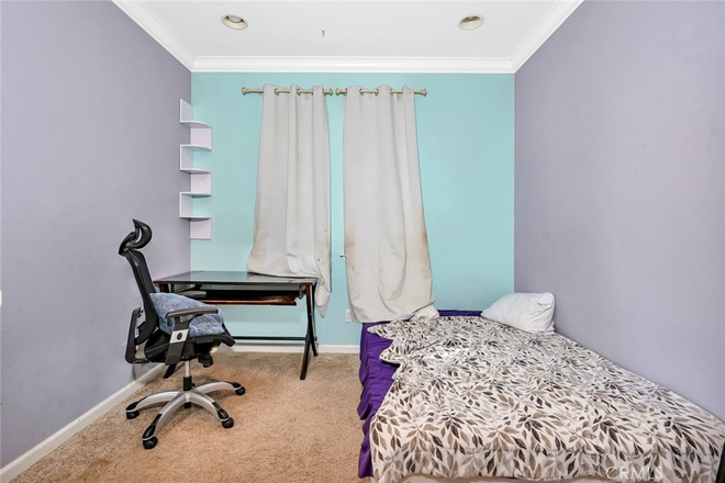 Not Furnished, new carpet and drapes - Room for One, Near Bus Stop and Campus (7 minute on Bus) House