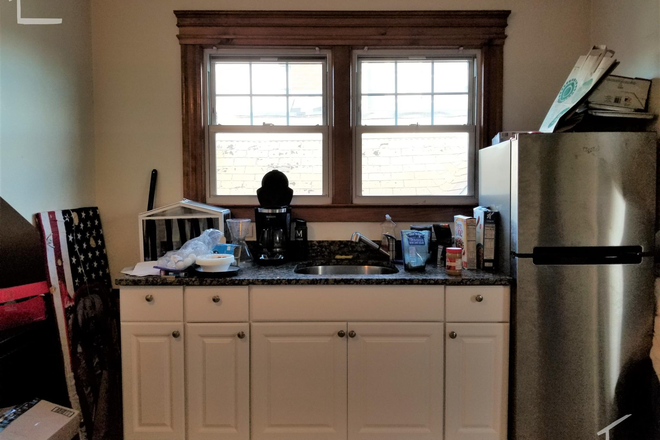 kitchen - Enormous 5 bed 3 bath in Coolidge Corner for September. Duplex