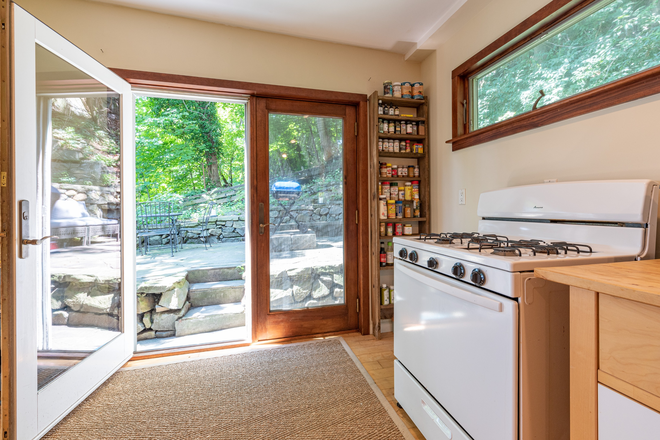 kitchen patio - Large loft style furnished 2bd in Edgewater's gold coast, 5 min walk to Manhattan ferry