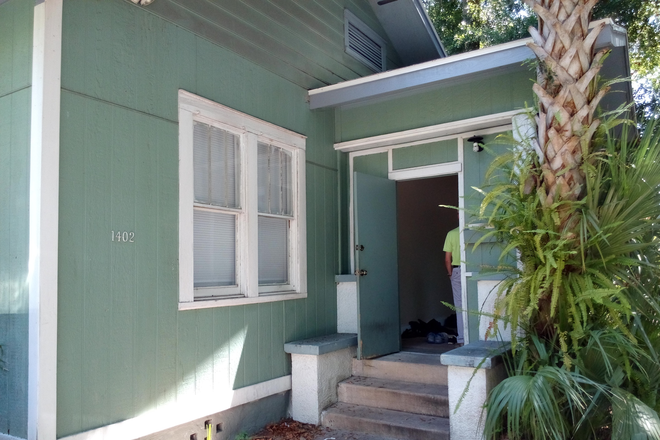 front stoop - Charming 3 bed 2 bath close to UF campus