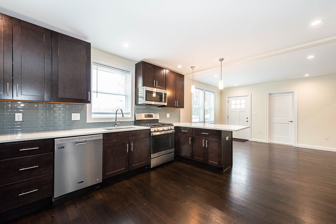 Kitchen - Renovated 4-Bed, 4-Bath, & Office Duplex in Great Location Duplex