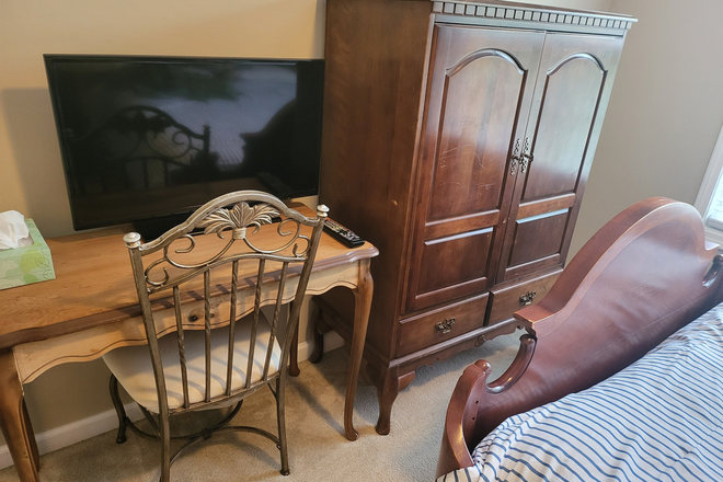 Desk - Winter-Spring26   Private Room in a House