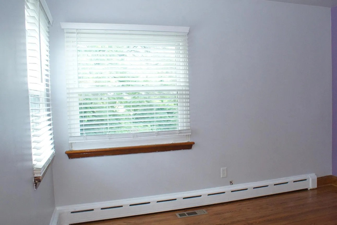 Bedroom 1 - Private Home in quiet AACO neighborhood 5 miles from Inner Harbor.