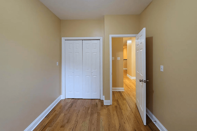 Room - (Looking for 2 roommates)Male only 718 S Aberdeen Street ( Close to UIC campusNear Douglass Hal Apartments