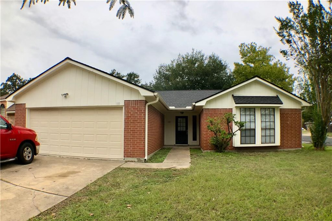 Front Yard, showing garage and driveway - Looking for 1 extra roommate, 3bed/2bath home, very close to bus stop with direct route to Zachary