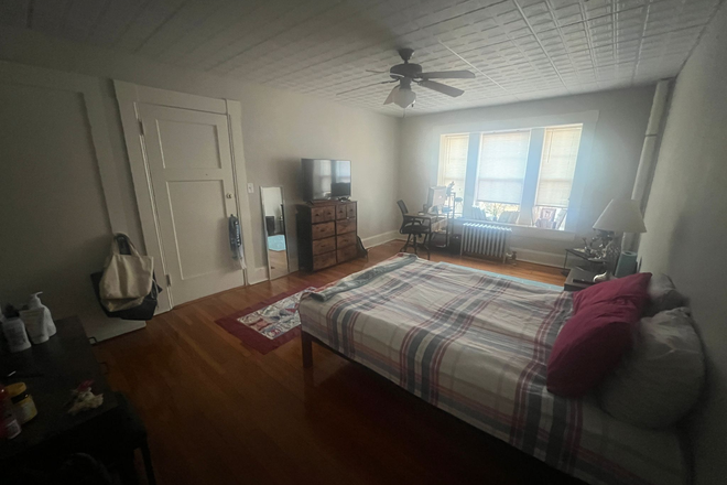 bedroom - Winter sublet in downtown Northampton (right next to Smith College) Apartments