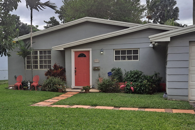 house-exterior - ATTN GRAD STUDENT OR SERIOUS SCHOLARS: Nice Private Room House