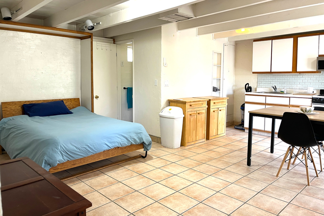 Full bed with linens - Guest House - stand-alone studio, in quiet neighborhood with trees, near park