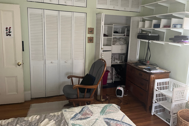 Large bedroom - Comfortable room in Davis Square House