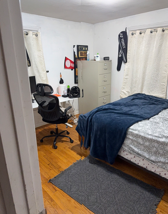 Bedroom - Room in an individual 6b 3ba house for winter(dec 20th - jan 24).