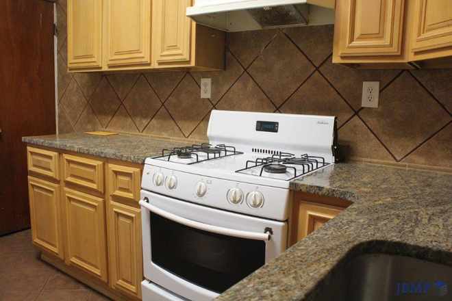 kitchen - Beautiful 3 Bedroom - 2 Bathroom House Steps from campus