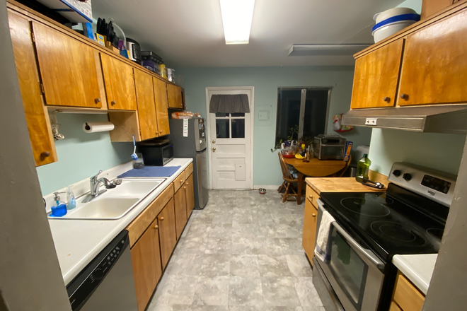 Kitchen - House near campus