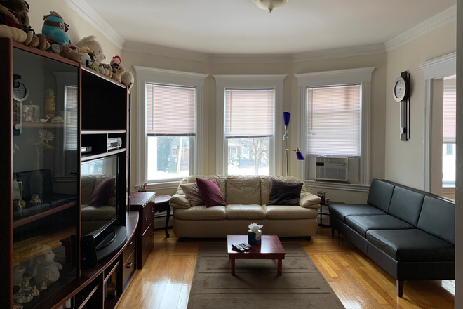 Lounge - Middlesex Road, Close to the T and Star market Apartments