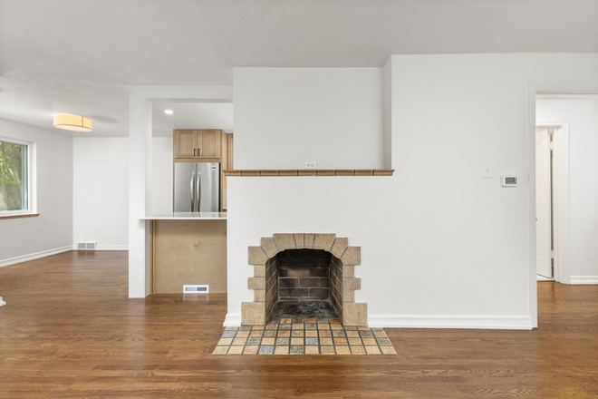 Open layout with dinning area and counter seating. Great for everyday living or having people over. - Renovated Denver Home for Rent in Park Hill neighborhood. 15 mins to CU Anschutz & Children's.
