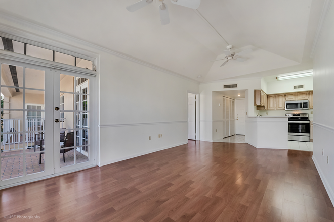 living room - University Inn Condo 2Bed/2Bath PENTHOUSE unit directly across from UM!