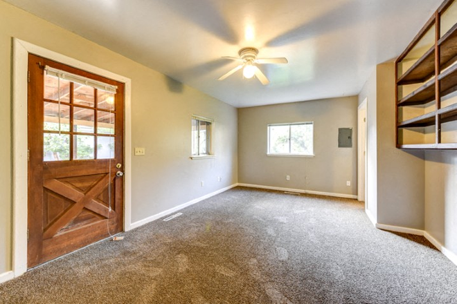 2316 Walnut Street Living Room - 2316 Walnut St Apartments