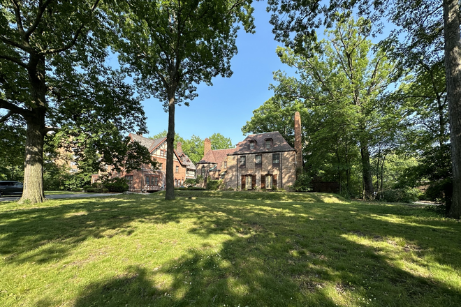 2 - CASE Overlook Vila Studios and apartments. Close walking distance to Case