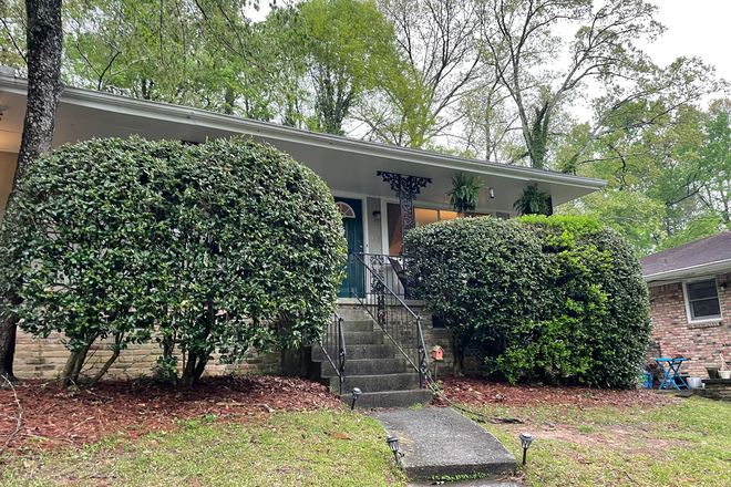 Front of the house - Charming 2 Bed 1 Bath 10 mins from Emory University