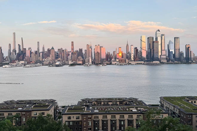 Gorgeous skyline views a short walk from apartment - Spacious beautiful 3 bedroom with quick commute to Manhattan - unfurnished Apartments