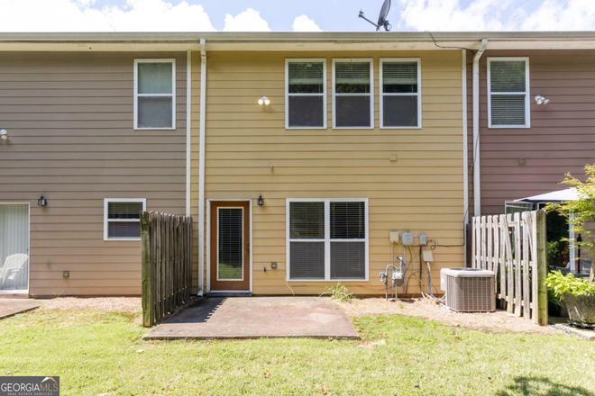 Rear - Ellison Lakes 3 bedroom 2.5 baths townhouse close to KSU