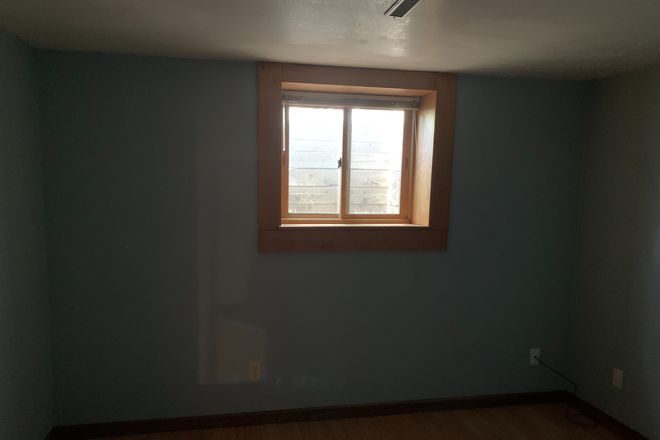 Available bedroom - Room for rent in 3 bedroom house