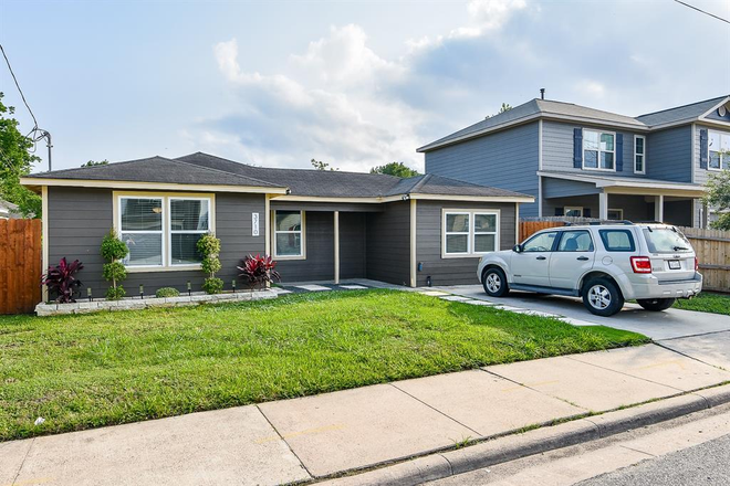 Front Driveway - Home 4 miles from Houston Medical Center