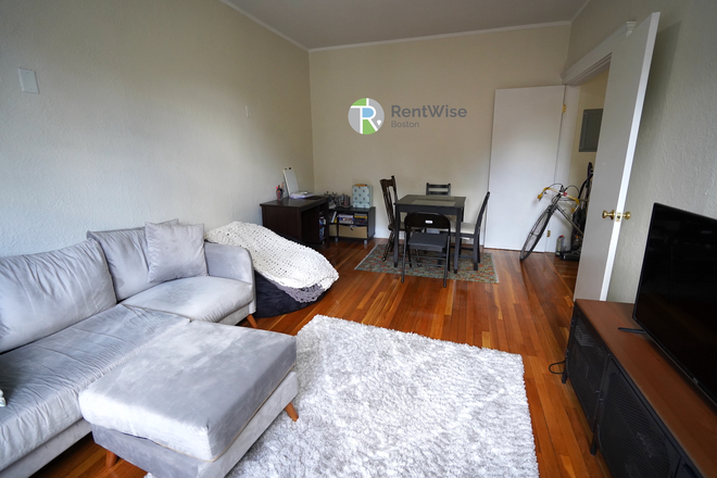 1 - NO BROKER FEE! - SEPT 2025-Gorgeous Brighton 1 bed. H/HW inc.