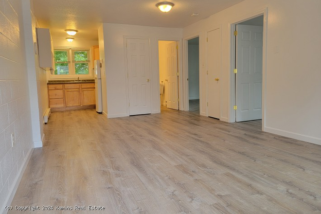 Living Room - 1039 North Pleasant Street (Campus Area) Apartments