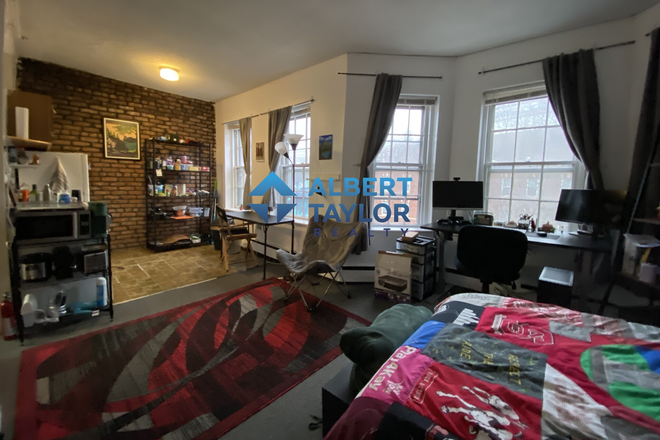 Living Space - Quiet Studio on South Huntington Ave!!