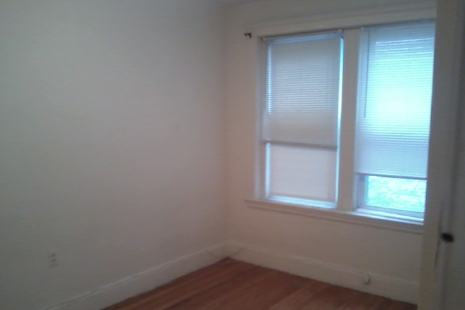 hubrealtyproperties.com - Bright front facing 1 bedroom split, walk to the T and campus Apartments