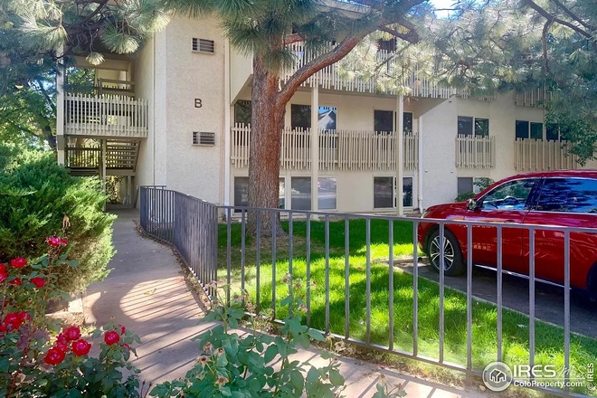 Outside Complex - Boulder Condo / West Facing Mountain Views / Close to Campus