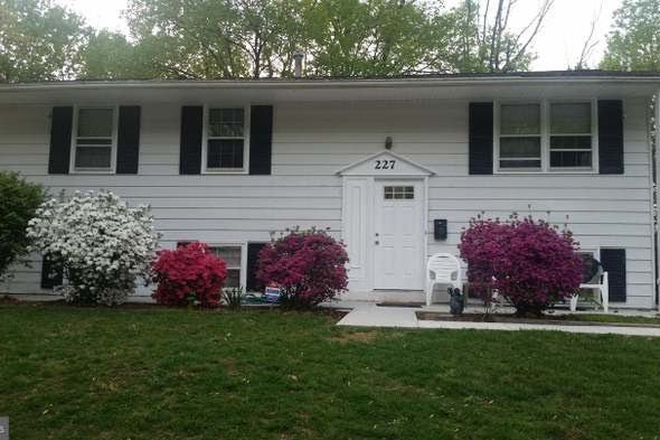 Front - Single House 5b3b，10 minutes away. quiet community 10 steps from the Campus Shuttle