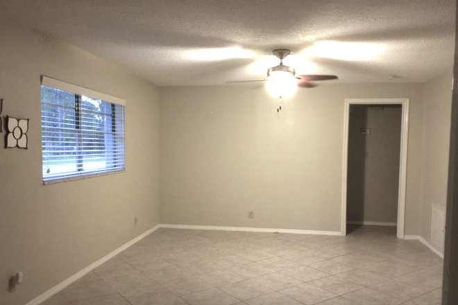 Living - 3 Rooms Available including one w. Private Bath! Minutes from UCF! House