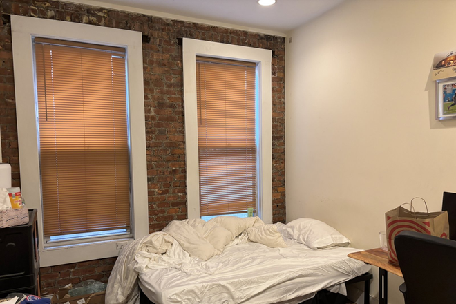 . - Nice 3-bed at 20 Hemenway. No broker fee. Contact Will McGowan 617.512.5822 Apartments
