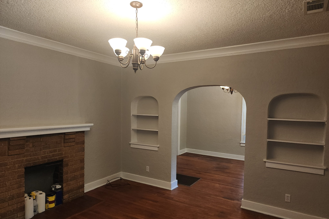 Living Room - 753 N McLean- 3BR/1BA Charming Midtown Home- Perfect for Students, Faculty/Staff