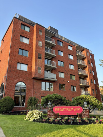 Building - Parkway Plaza West Condo