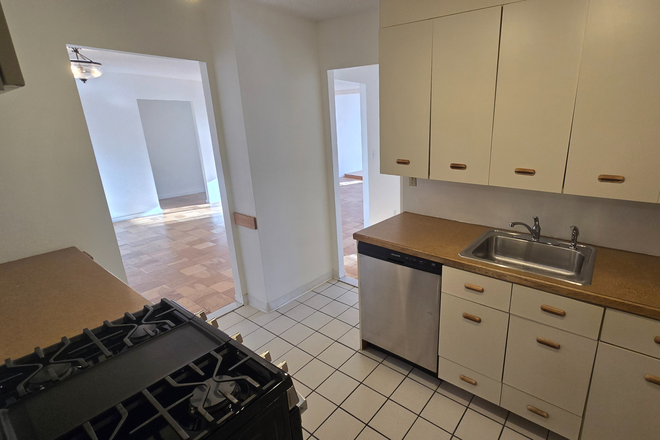 kitchen - *NO BROKERS FEE!!* 2 Bed/2 Bath near LMA, HarvardMed! Parking & Utilities Inclu.!! Available 7/1/26 Apartments